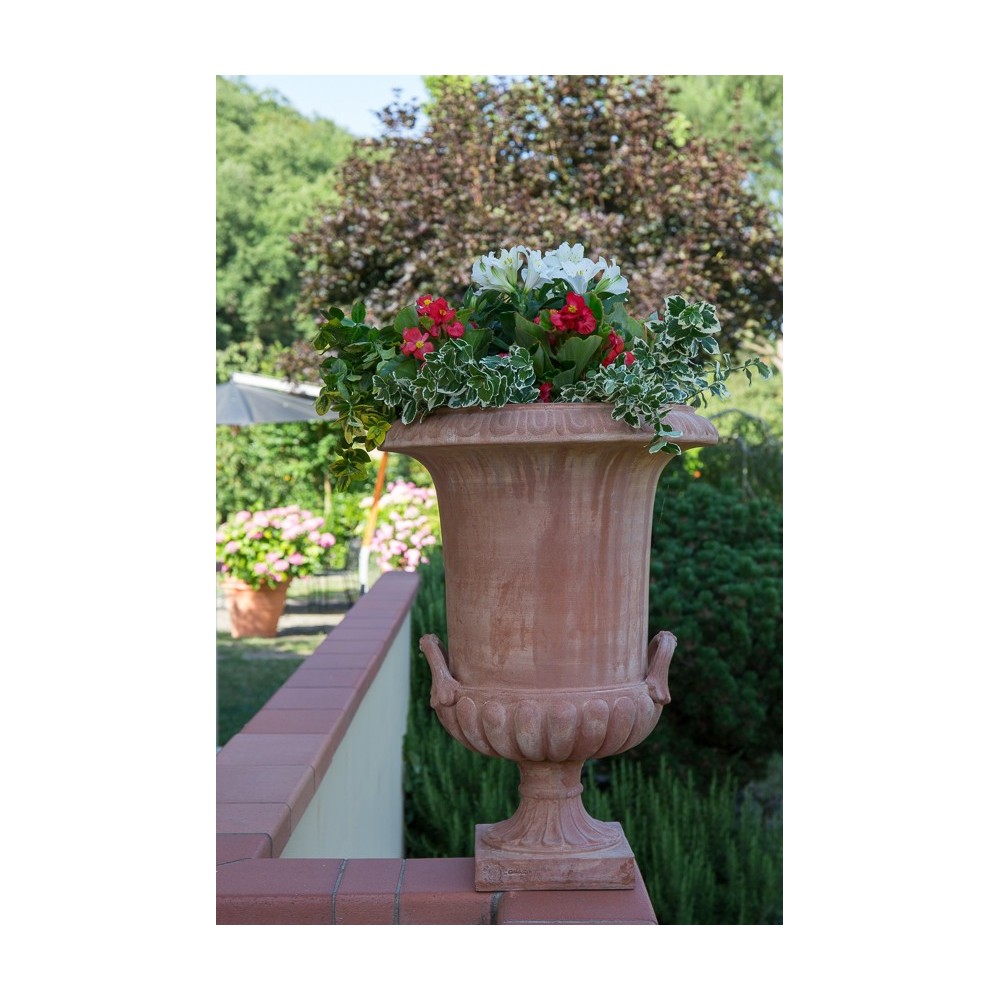 Vaso a Calice con Manici in Terracotta